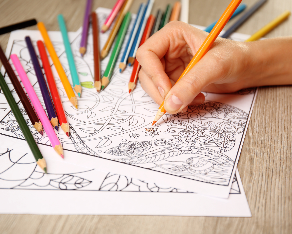 Colorear cuadernos con lápices de colores