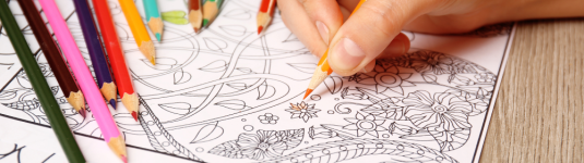 Colorear cuadernos con lápices de colores